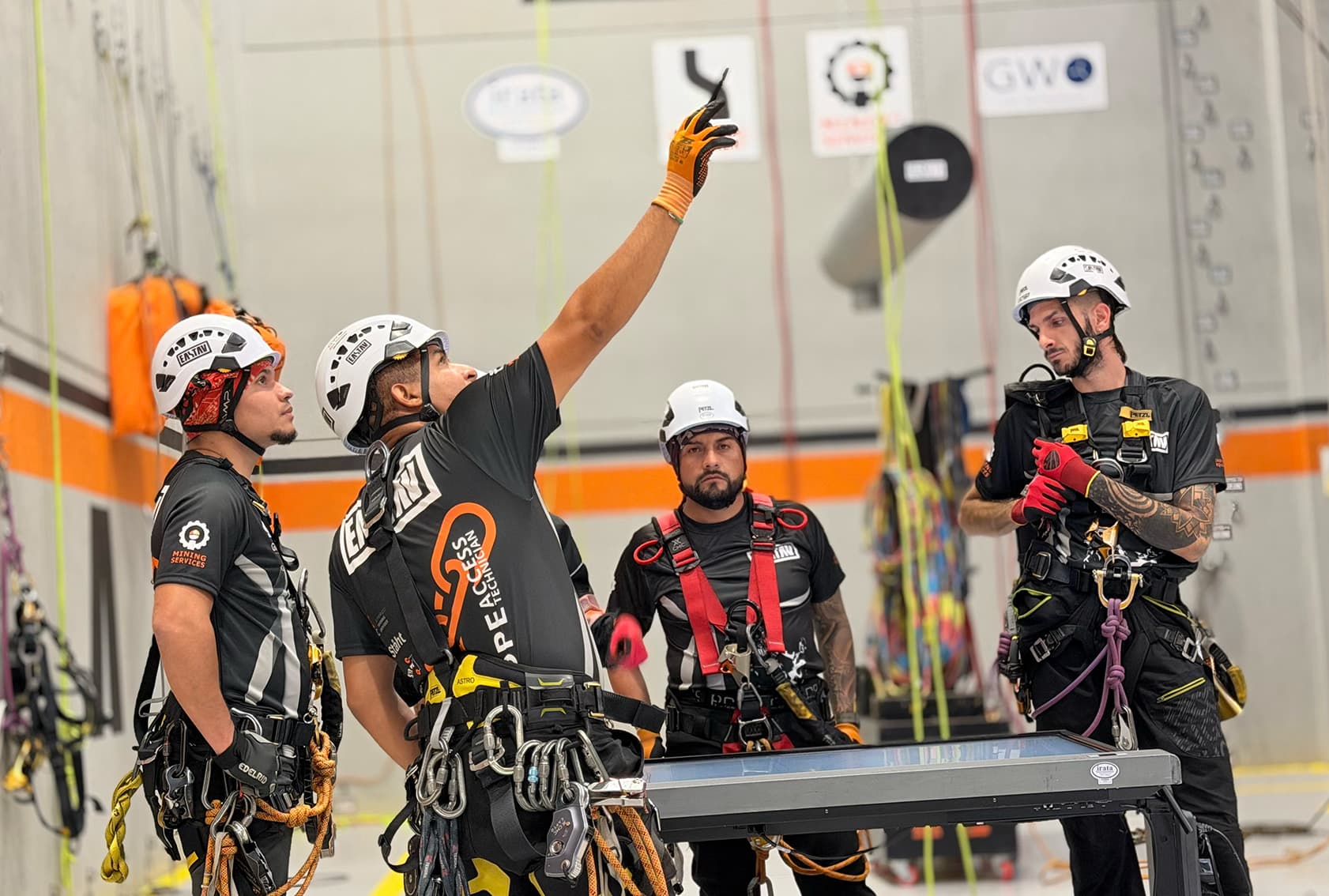 Técnicos IRATA entrenamiento rescate internacional en altura con equipamiento profesional