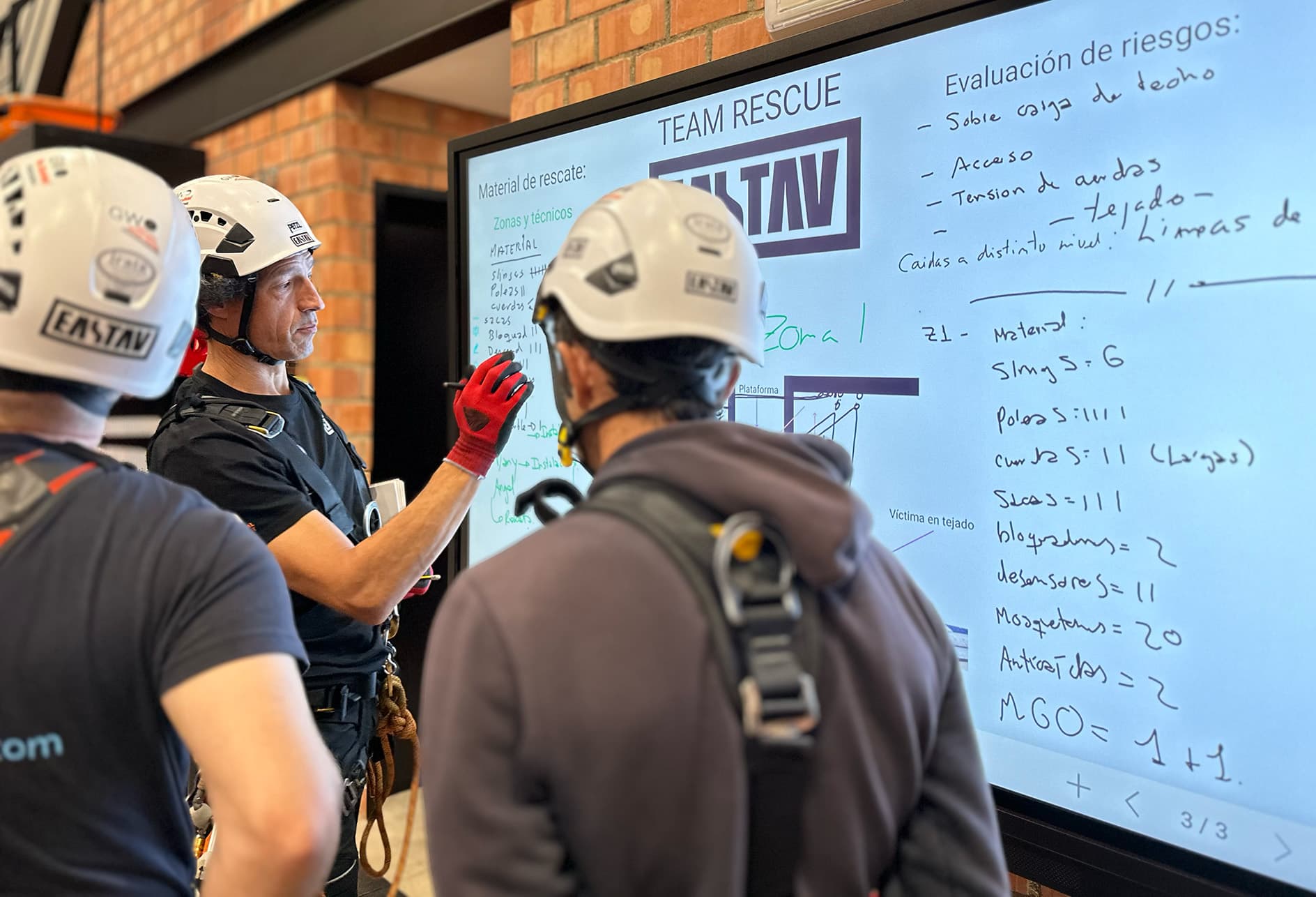 Instructor IRATA internacional capacita equipo rescate técnico con equipamiento seguridad.
