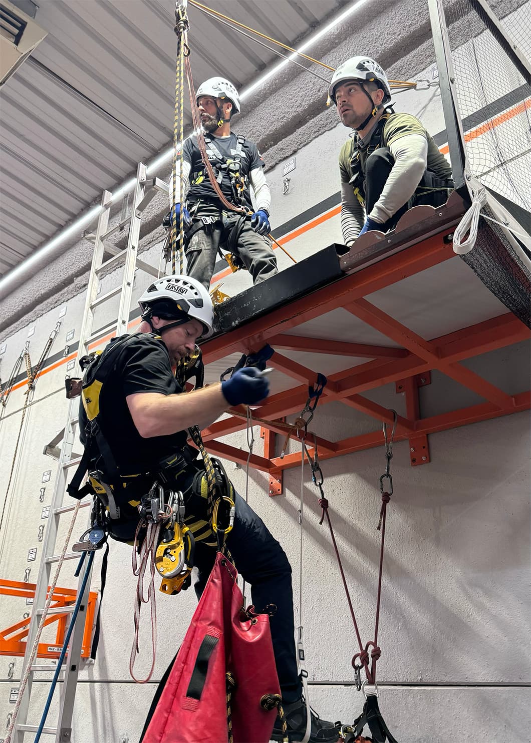 Trabajadores IRATA realizan rescate en altura con equipos internacional de seguridad