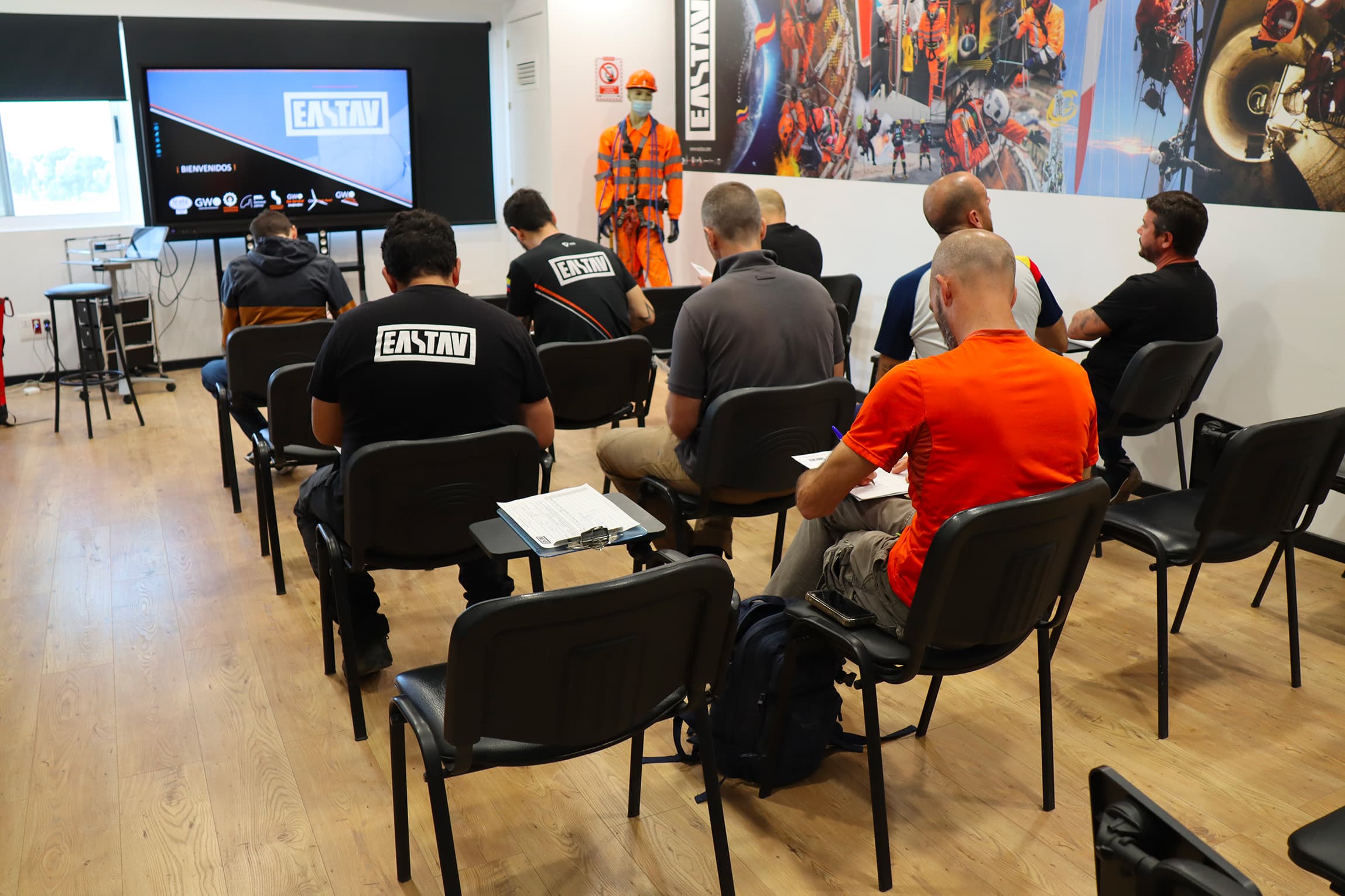 Capacitación IRATA internacional de trabajadores en altura con equipos de seguridad y presentación visual.