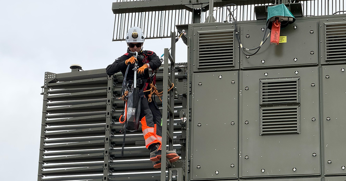 Especialistas en Líneas de Vida Verticales: Guía Técnica de las Normas EN 353-1 y EN 353-2
