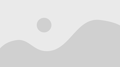 Grijs abstract landschap met golvende vormen en een cirkelvormige zon of maan.