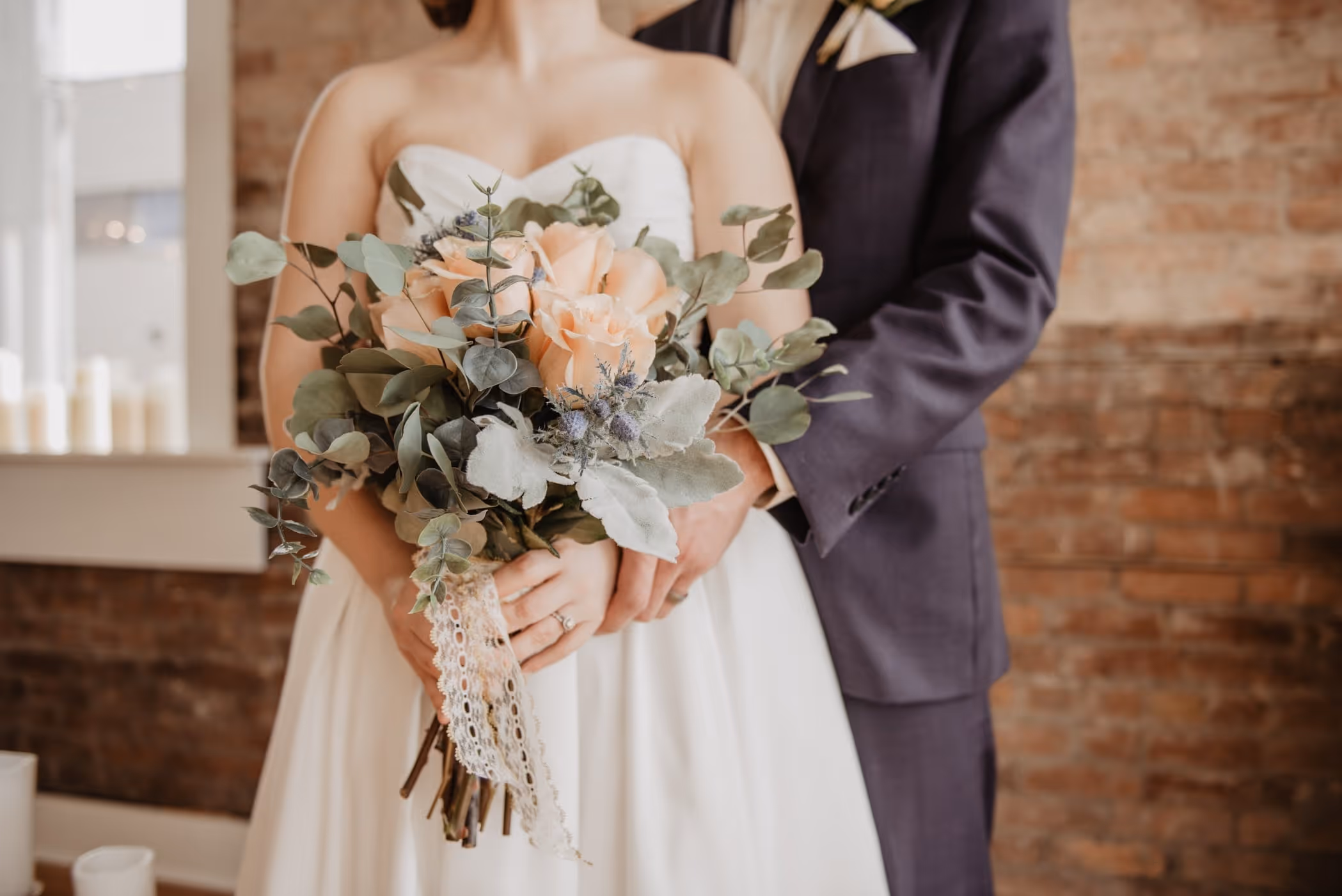 Bröllopsfoto med brudpar i elegant klädsel, håller en blombukett.