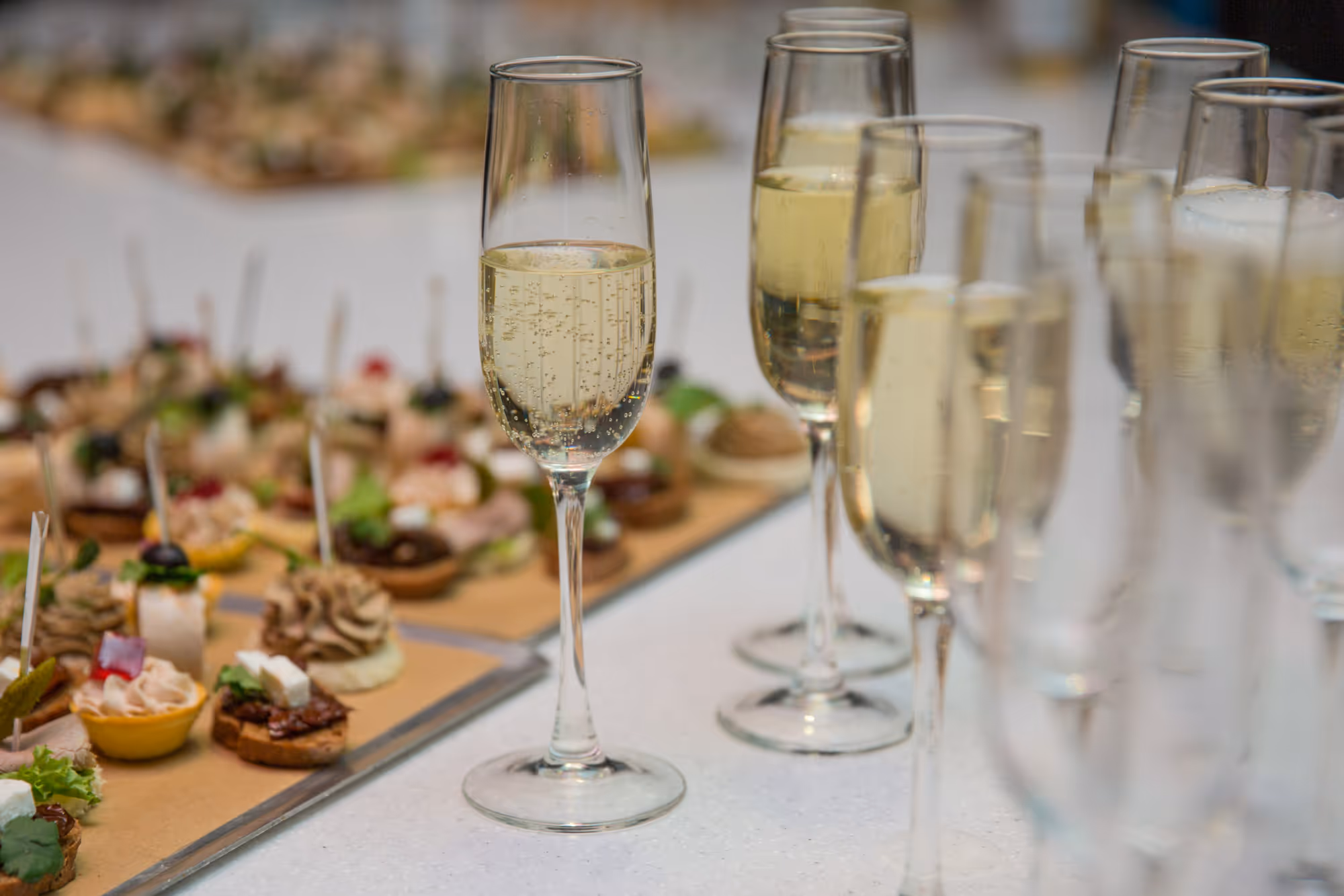 Festliga kanapeer och glas med champagne