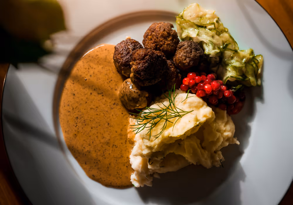 Förrättstallrikar med eleganta uppläggningar i restaurangkök.