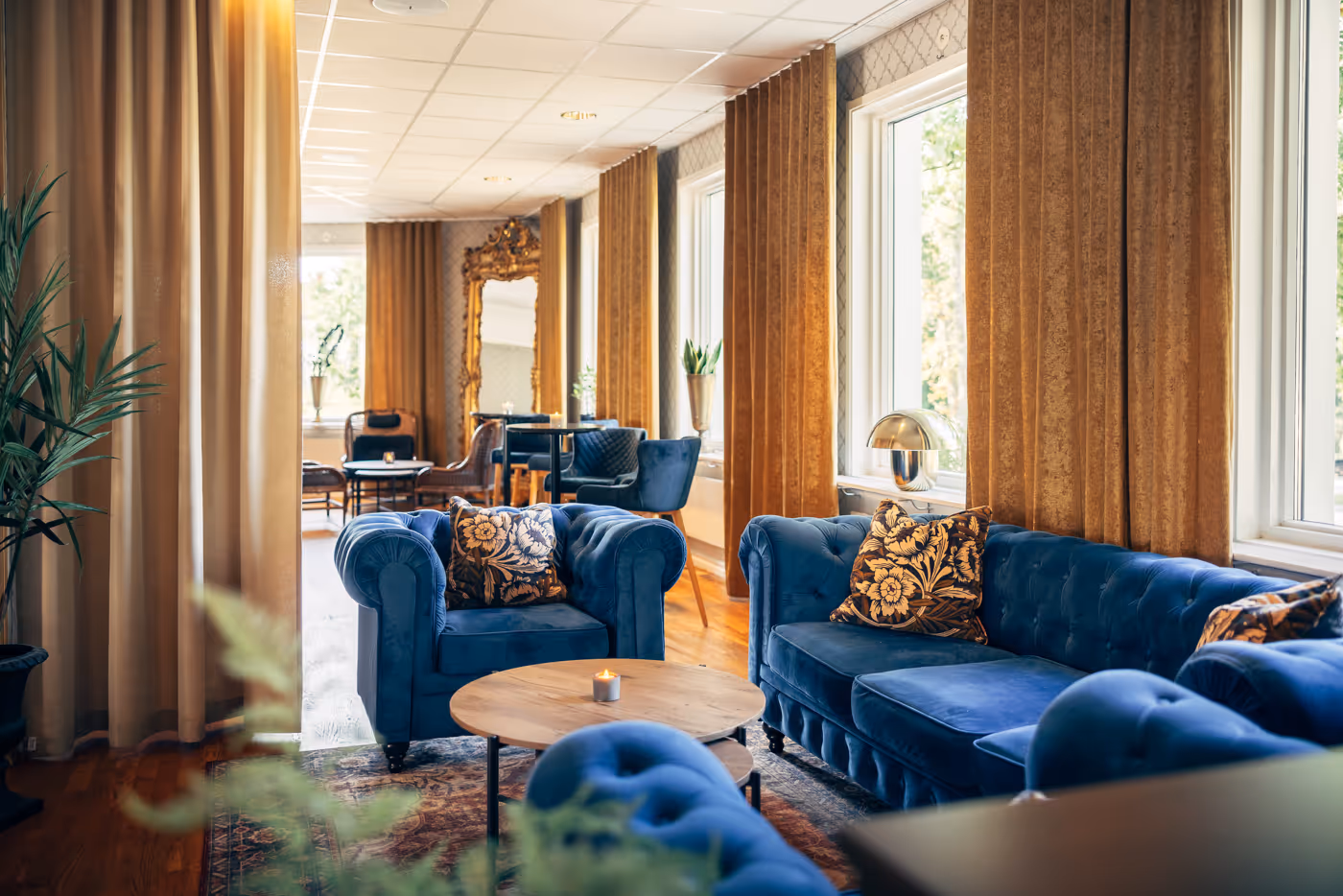 Lundsbrunn Lobby med Blåa möbler och guldig dekor