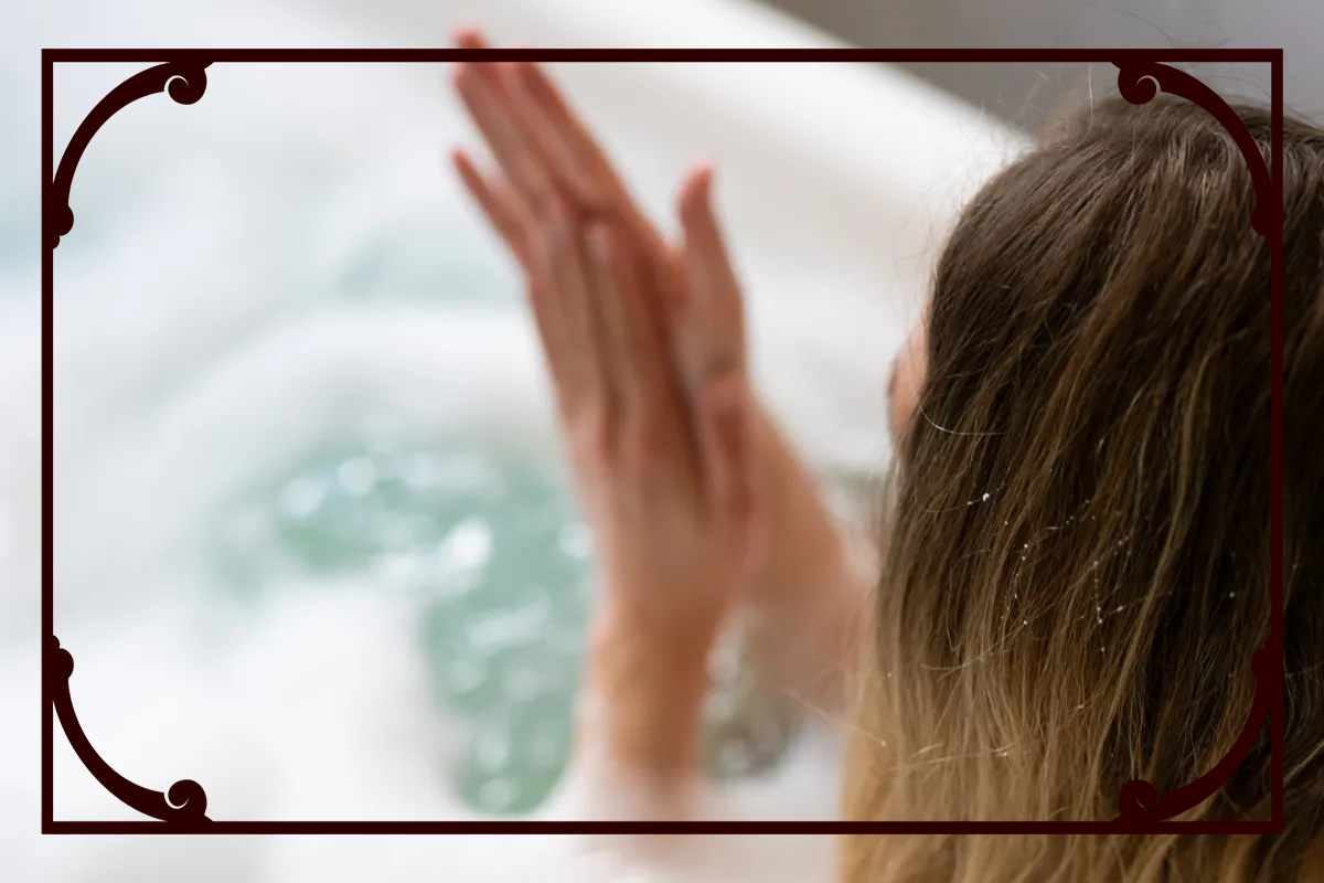 Flicka leker i poolen och plaskar med vatten.