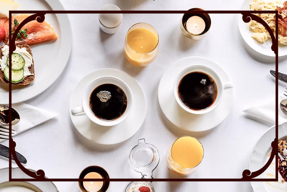 Kettlebells i gymmiljö på en matta framför en betongvägg.