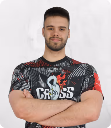 Trener Karol prowadzący trening sylwetkowe z hantlami