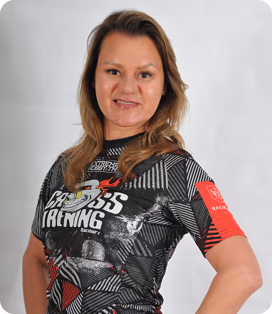 Trenerka Dorota prowadzący trening funkcjonalny ze sztangami