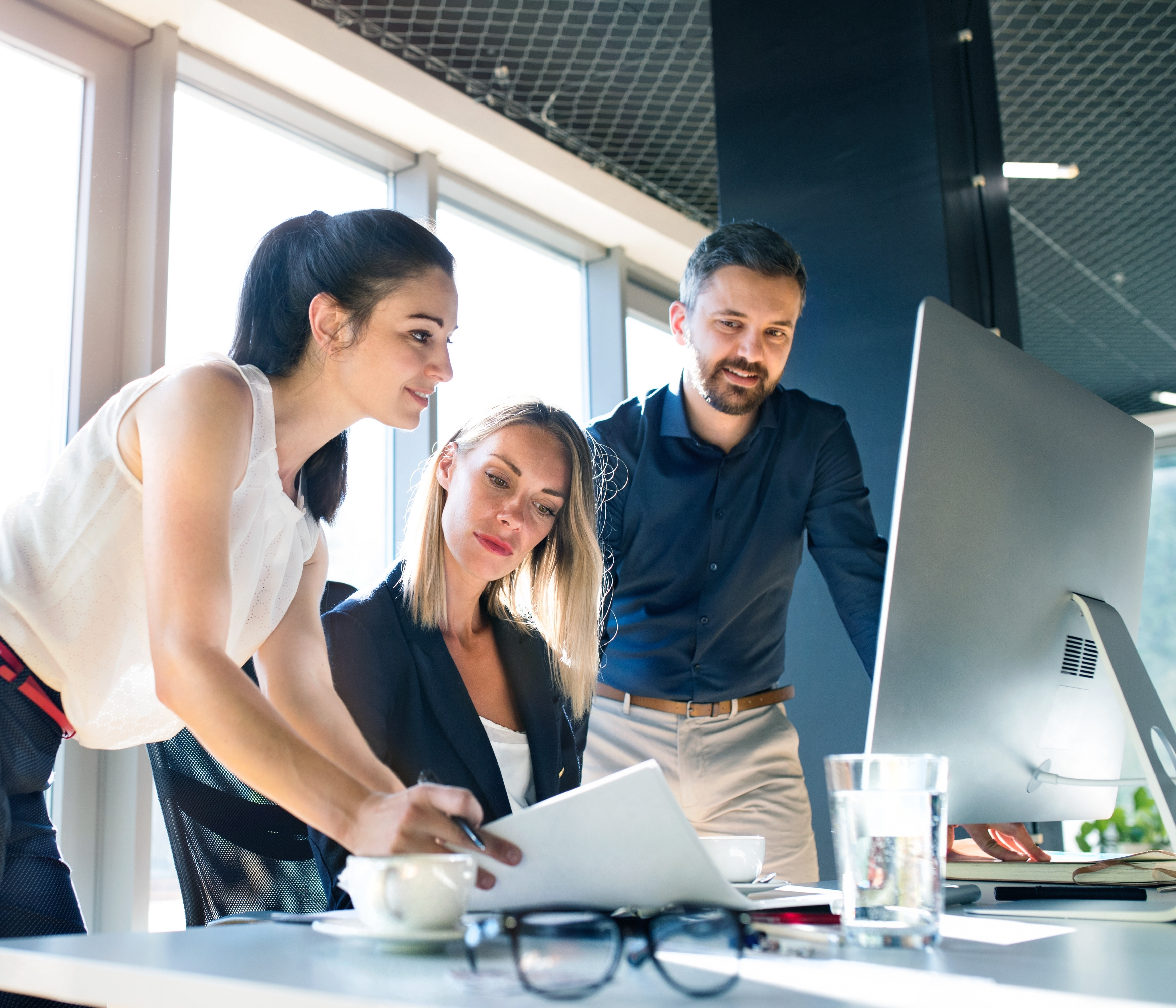 IT team members work collaboratively using a computer
