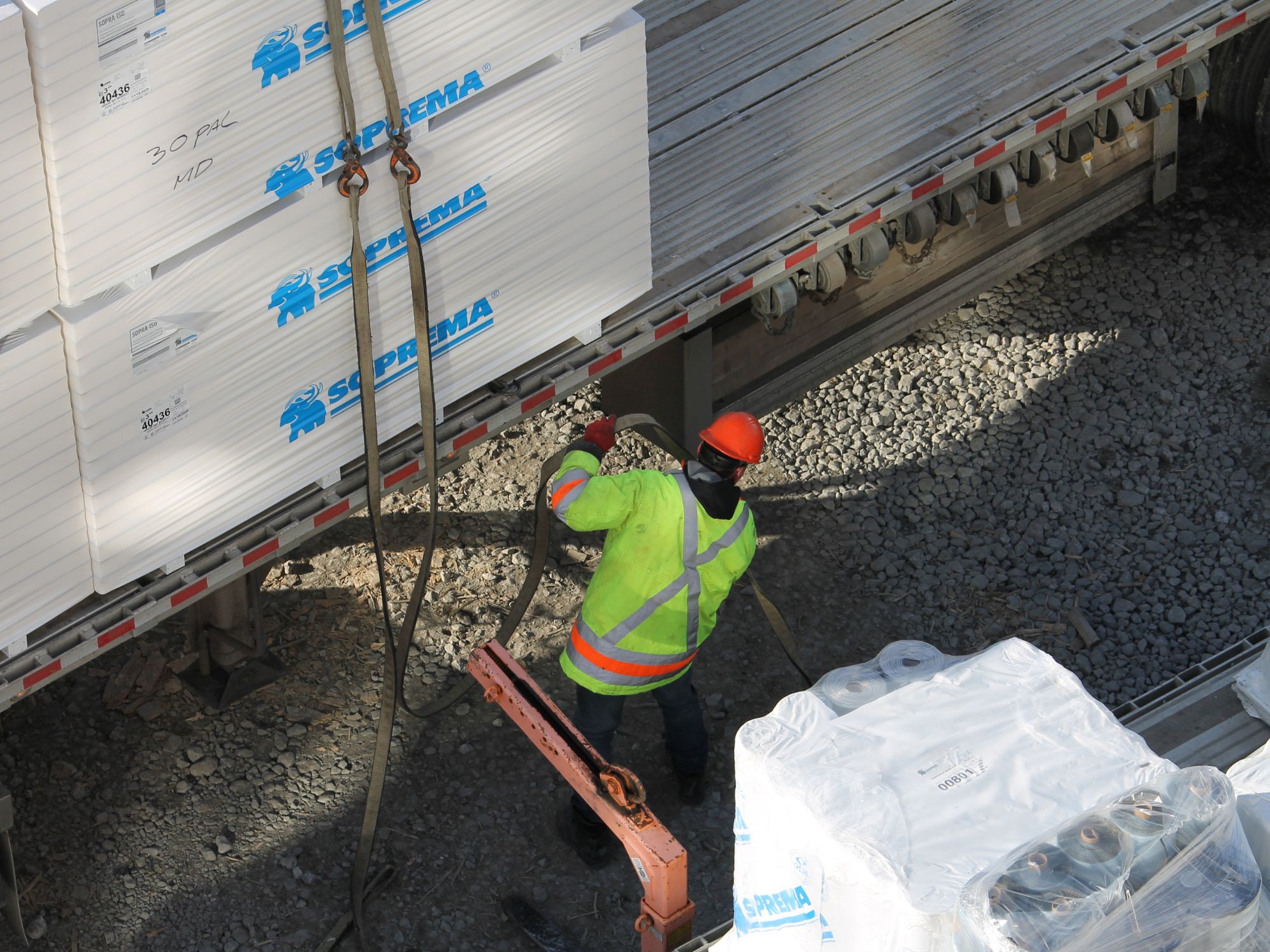 Réception de matériaux Soprema sur un chantier de toiture