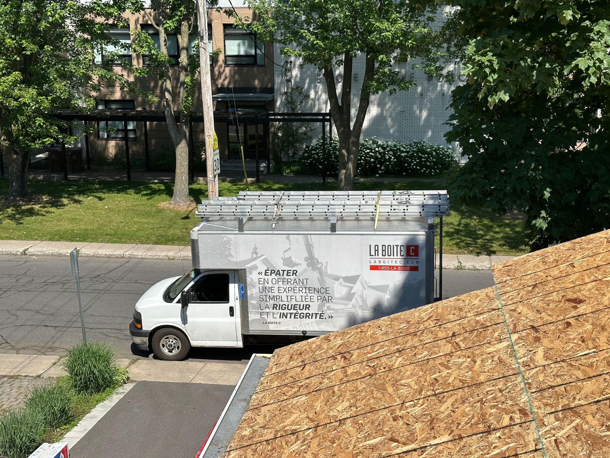 Camion La Boîte C devant une maison