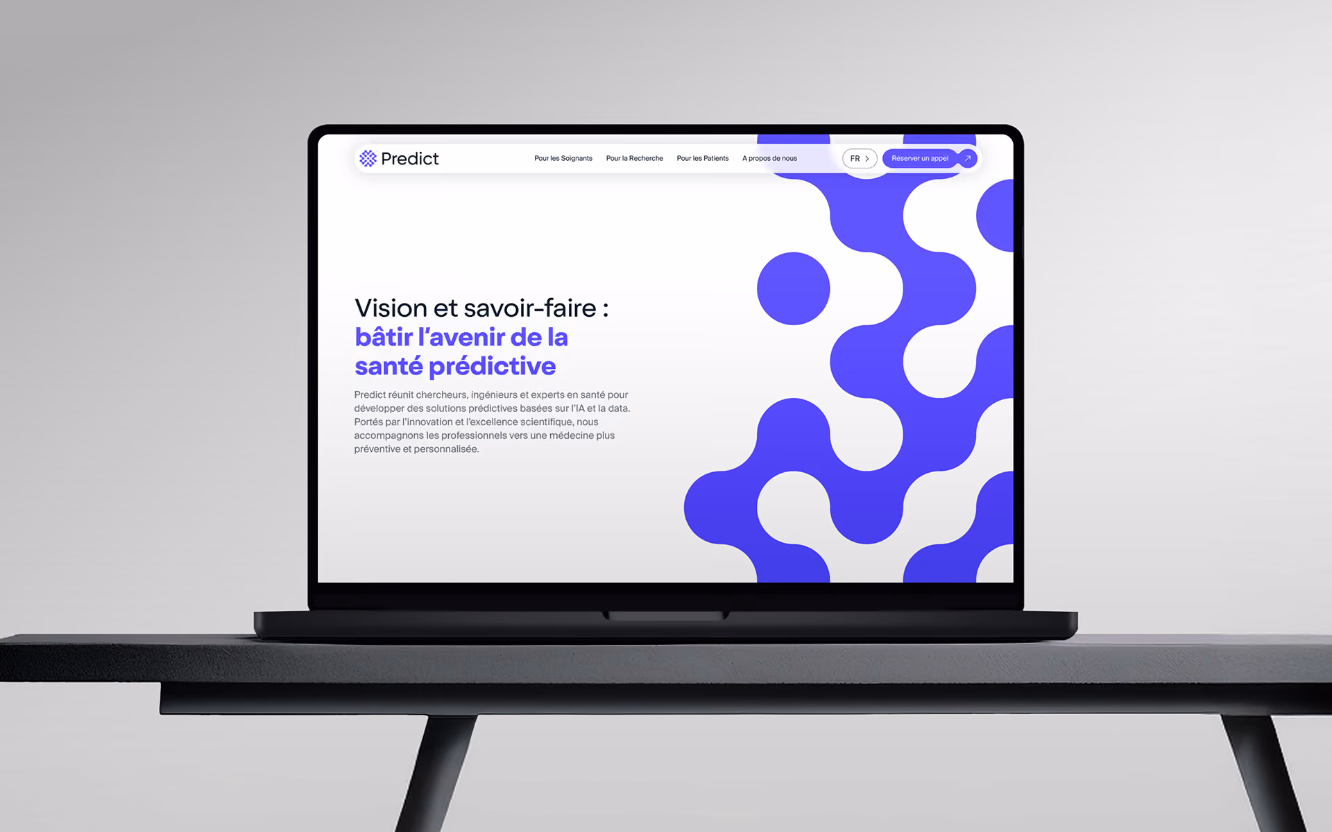 Pc portable sur une table affichant une page du site Predict