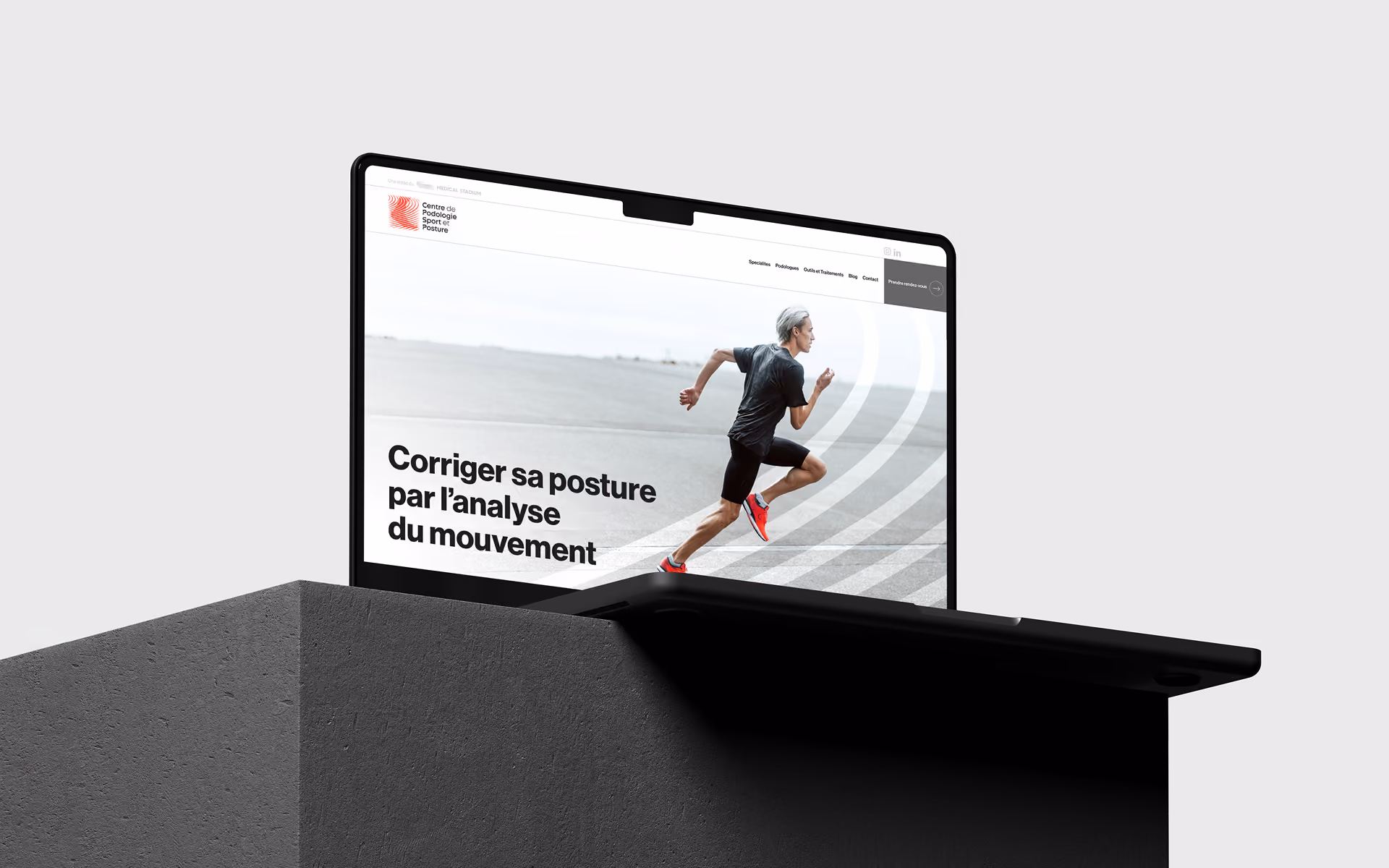 Ordinateur portable affichant la page d'accueil du site du Centre de Podologie du Sport et Posture