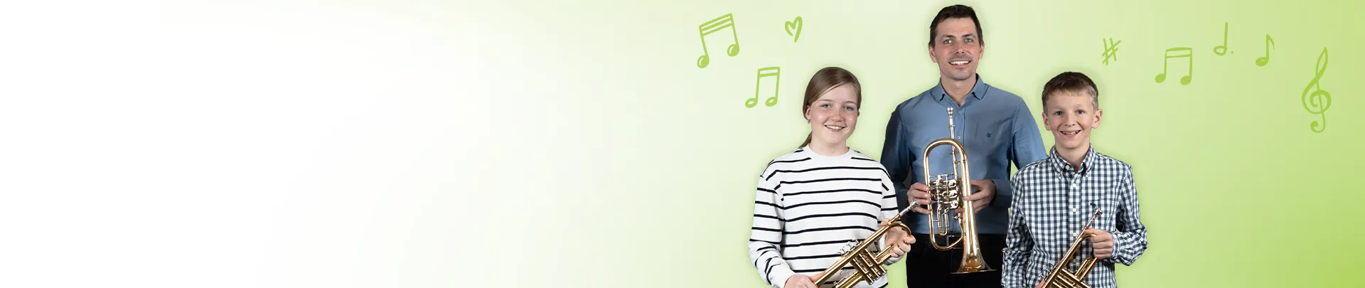 Musikkapelle Kiefersfelden - Jugendkapelle:
Zwei Kinder mit Trompeten und ein Erwachsener mit Tenorhorn vor grünem Verlauf mit Notensymbolen.