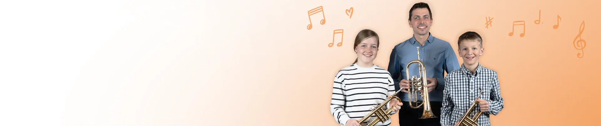 Musikkapelle Kiefersfelden - Jugendkapelle:
Zwei Kinder mit Trompeten und ein Erwachsener mit Tenorhorn vor orangem Verlauf mit Notensymbolen.
