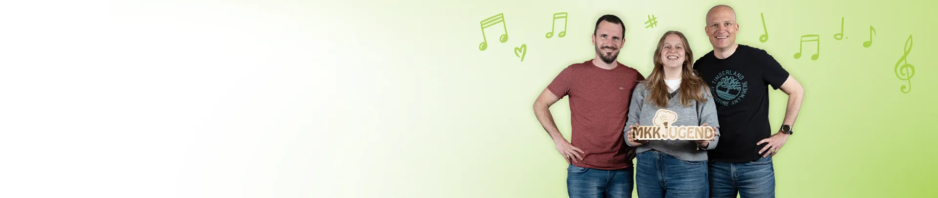 Team der MKK Jugend:
Drei Erwachsene vor grünem Verlauf mit Notensymbolen. Die Person in der Mitte hält ein MKK Jugend Schild, alle lächeln in die Kamera.