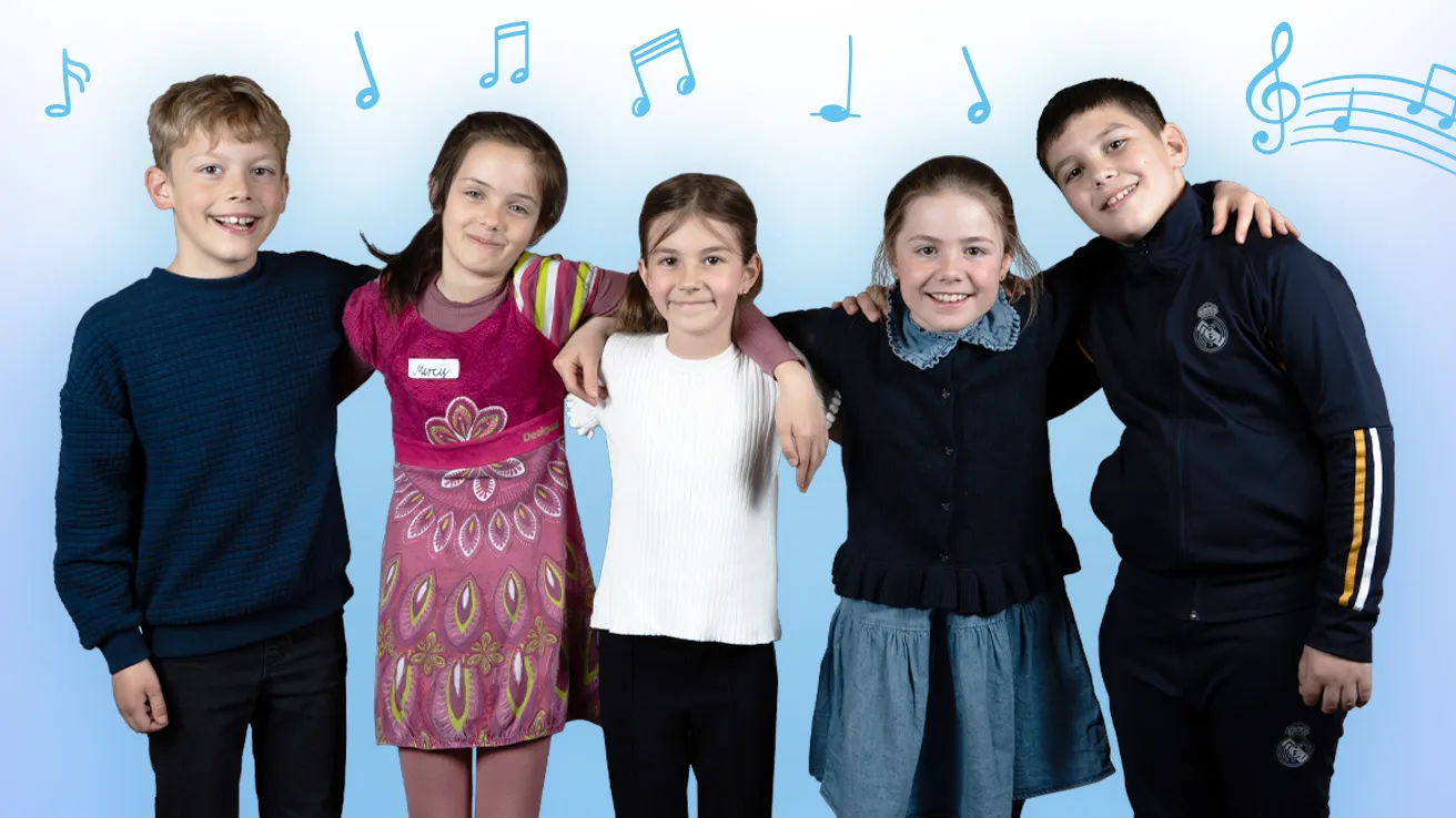 Fünf Kinder stehen Arm in Arm vor blauem Verlauf mit Notensymbolen und lächeln in die Kamera.