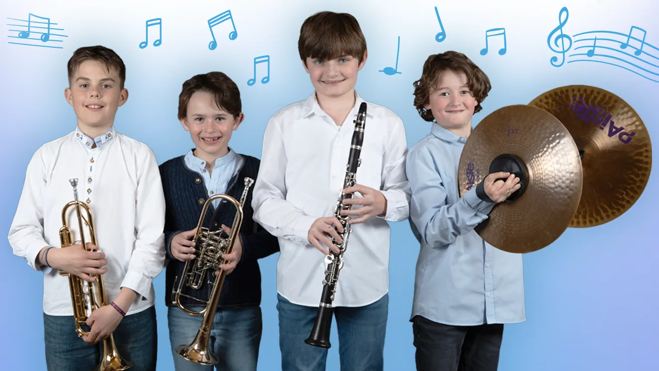 Vier Kinder mit Trompete, Tenorhorn, Klarinette und Becken vor blauem Verlauf mit Notensymbolen.
