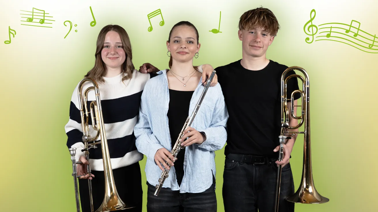 Drei Jugendliche vor grünem Verlauf mit Notensymbolen. Zwei halten eine Posaune, eine Person eine Querflöte.