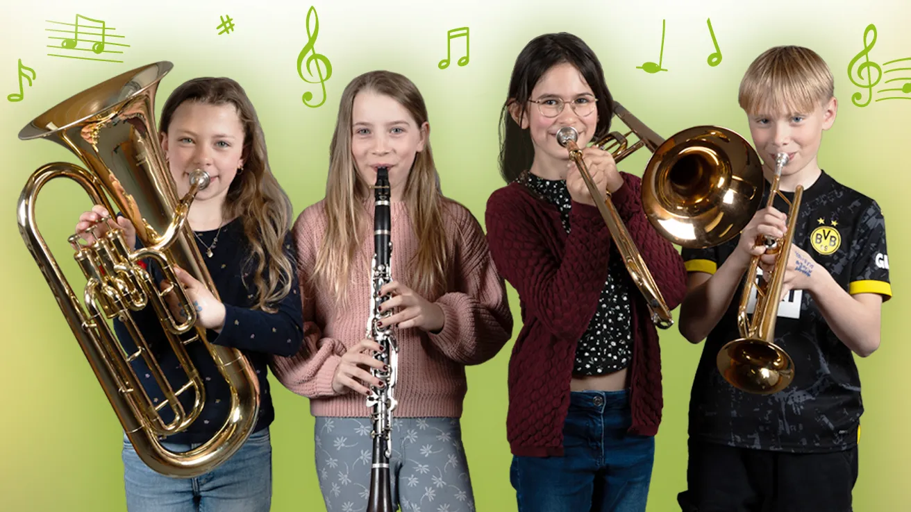Vier Kinder vor grünem Verlauf mit Notensymbolen. Sie halten eine Tuba, eine Klarinette, eine Posaune und eine Trompete in den Händen.