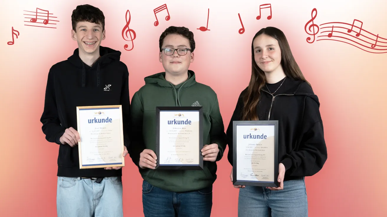 Drei Jugendliche stehen mit Urkunden für erfolgreich absolvierte Leistungsabzeichen vor rotem Verlauf mit Notensymbolen.