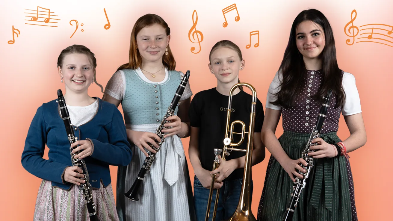 Vier Jugendliche vor orangem Verlauf mit Notensymbolen. Drei halten eine Klarinette, eine Person eine Posaune.