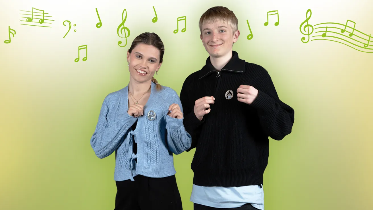 Zwei Jugendliche vor grünem Verlauf mit Notensymbolen. Beide zeigen stolz ihr Leistungsabzeichen am Pullover.