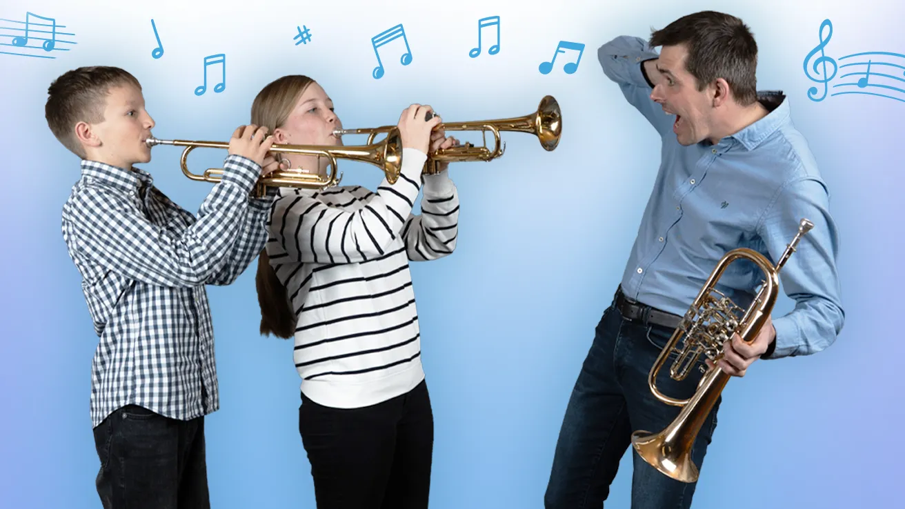 Zwei Kinder mit Trompeten stehen einem Erwachsenen mit Tenorhorn gegenüber. Im Hintergrund ein blauer Farbverlauf mit Notensymbolen.