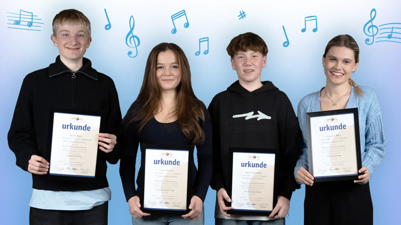Vier Jugendliche stehen mit Urkunden für erfolgreich absolvierte Leistungsabzeichen vor blauem Verlauf mit Notensymbolen.