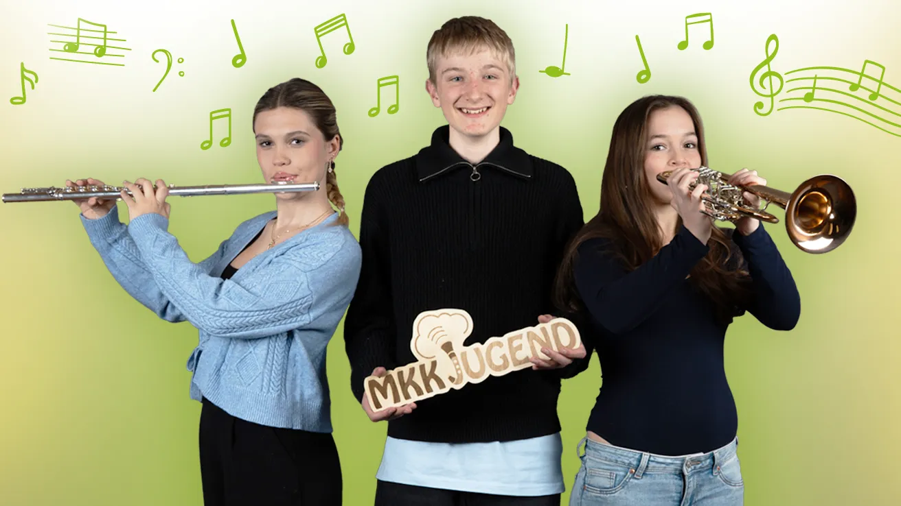 Drei Jugendliche vor grünem Verlauf mit Notensymbolen. Links hält eine Person eine Querflöte, in der Mitte wird ein MKK Jugend Schild gezeigt, rechts spielt eine Person Trompete.