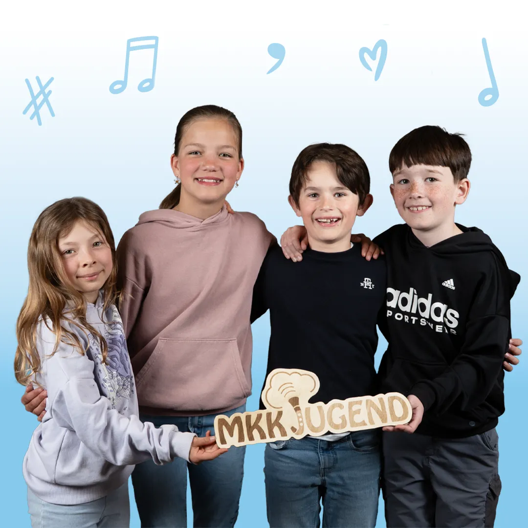 Vier lächelnde Kinder vor hellblauem Verlauf mit Notensymbolen, gemeinsam haltend ein MKK Jugend Schild.