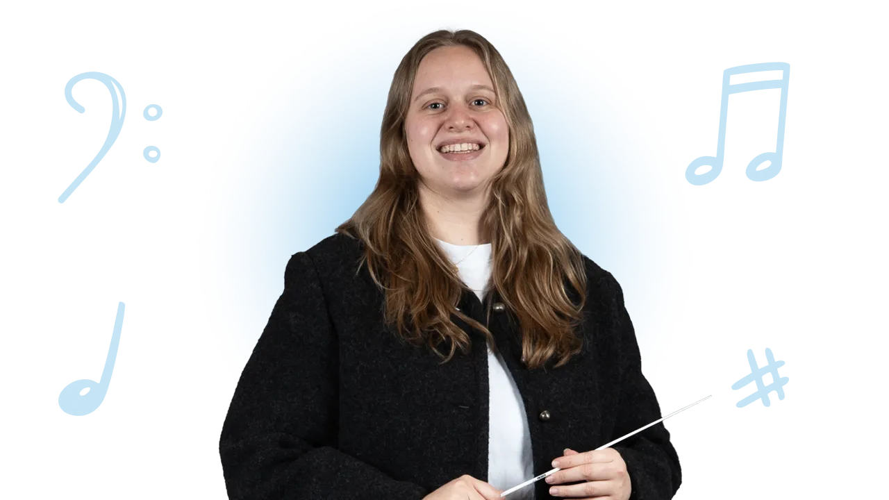 Eine lächelnde Frau hält einen Taktstock in der Hand. Hinter ihr ist ein heller blauer Verlauf mit Notensymbolen.