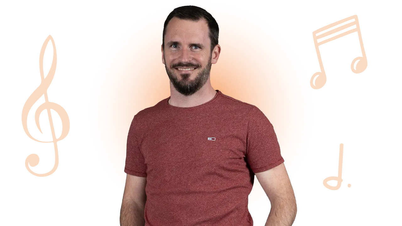 Ein lächelnder Mann vor hellem orangem Verlauf mit Notensymbolen.