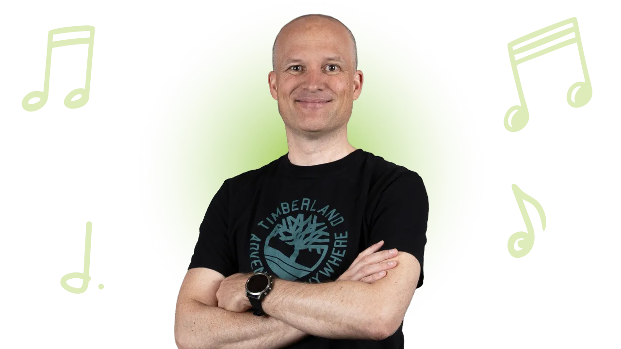 Ein lächelnder Mann vor hellem grünem Verlauf mit Notensymbolen.