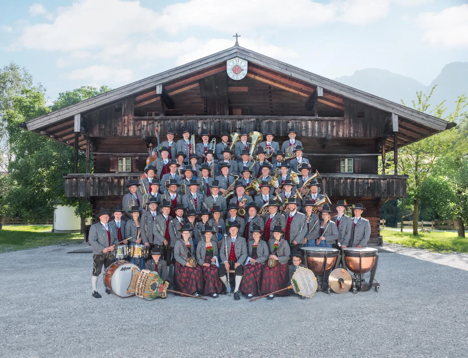 Musikkapelle Kiefersfelden in Tracht vor dem Blaahaus – Gruppenfoto einer traditionsreichen Blaskapelle aus Oberbayern