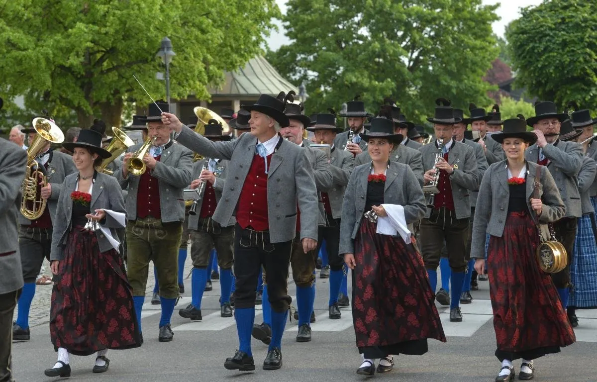 Traditionsreicher Festumzug der Musikkapelle Kiefersfelden – Blasmusik in Bewegung mit Tracht und Instrumenten