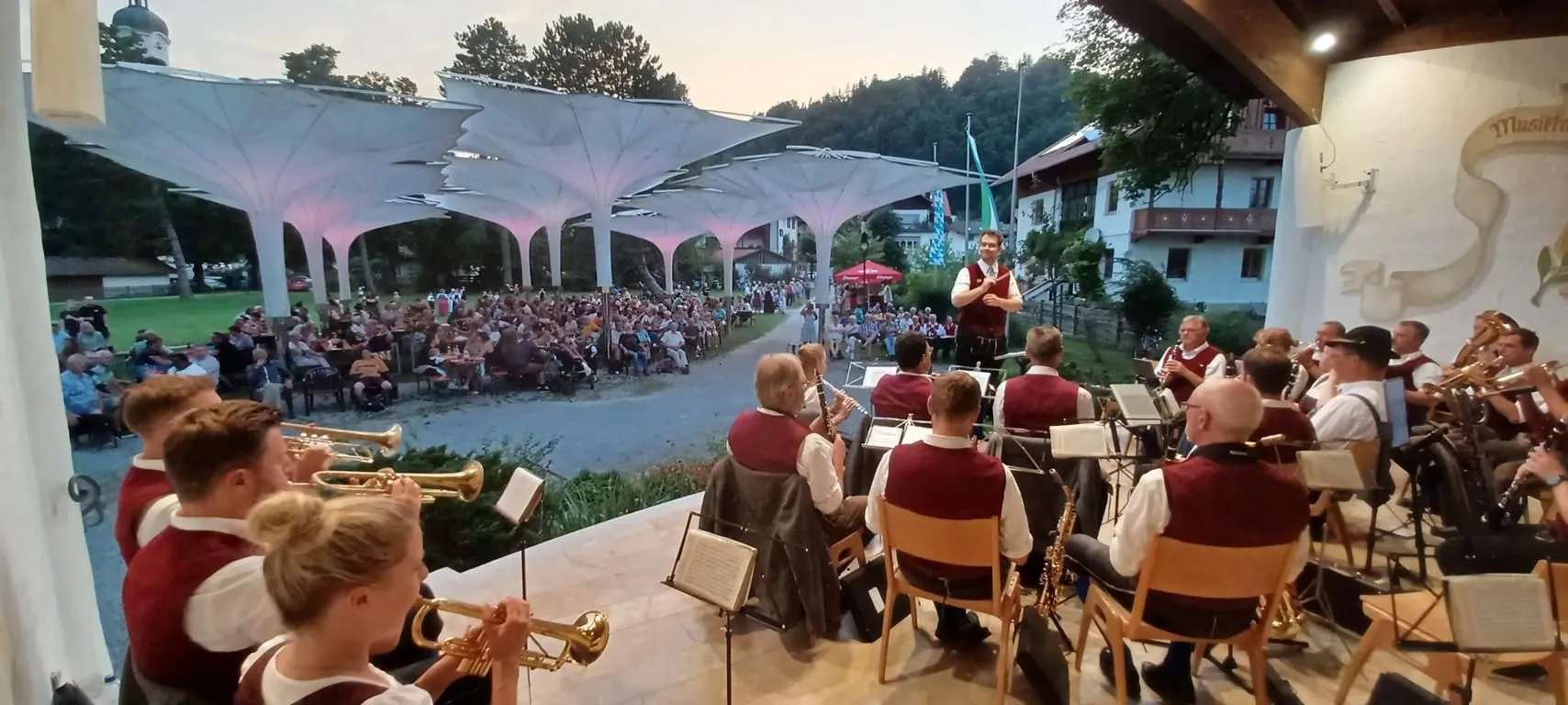 Musikkapelle Kiefersfelden beim Standkonzert im Kurpark von Kiefersfelden – stimmungsvolle Blasmusik unter freiem Himmel vor zahlreichen Zuhörerinnen und Zuhörern