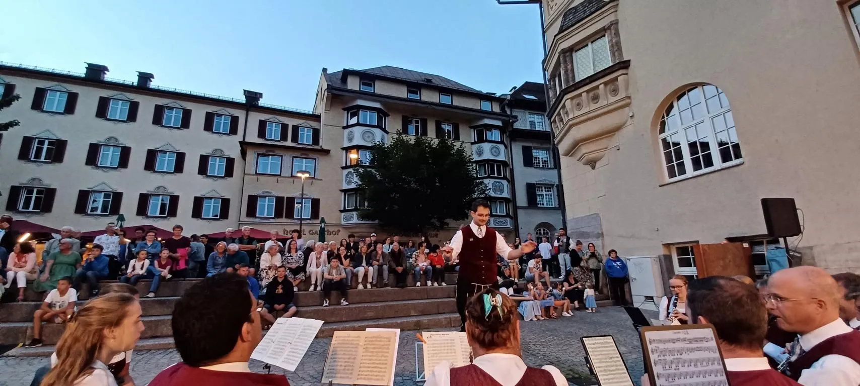Musikkapelle Kiefersfelden beim Platzkonzert in Kufstein – stimmungsvolle Blasmusik vor Publikum inmitten der Altstadt