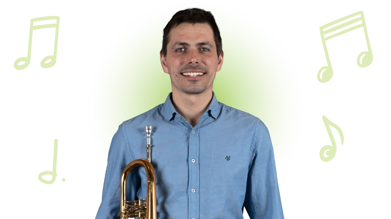 Ein lächelnder Mann mit einem Flügelhorn vor grünem Farbverlauf und Notensymbolen.