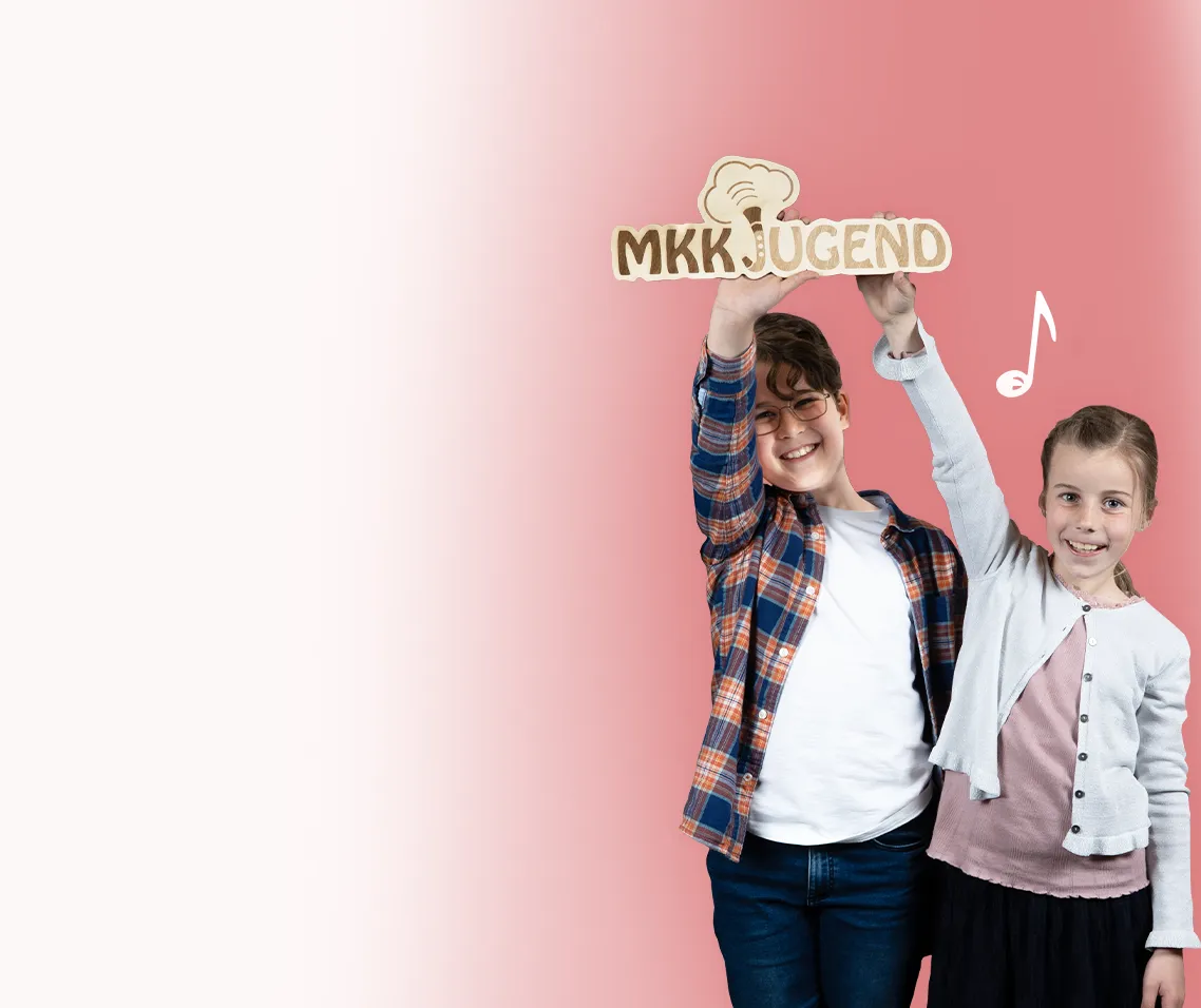 Bläserklasse Kiefersfelden - Erste Musikerfahrungen:
Zwei Kinder vor rotem Verlauf mit Notensymbolen halten gemeinsam ein MKK Jugend Schild in die Höhe.