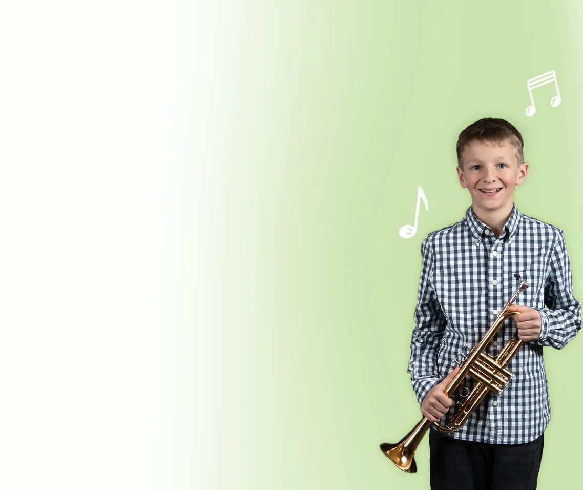Musikkapelle Kiefersfelden - Jugendkapelle:
Ein Kind mit Trompeten vor grünem Verlauf mit Notensymbolen.