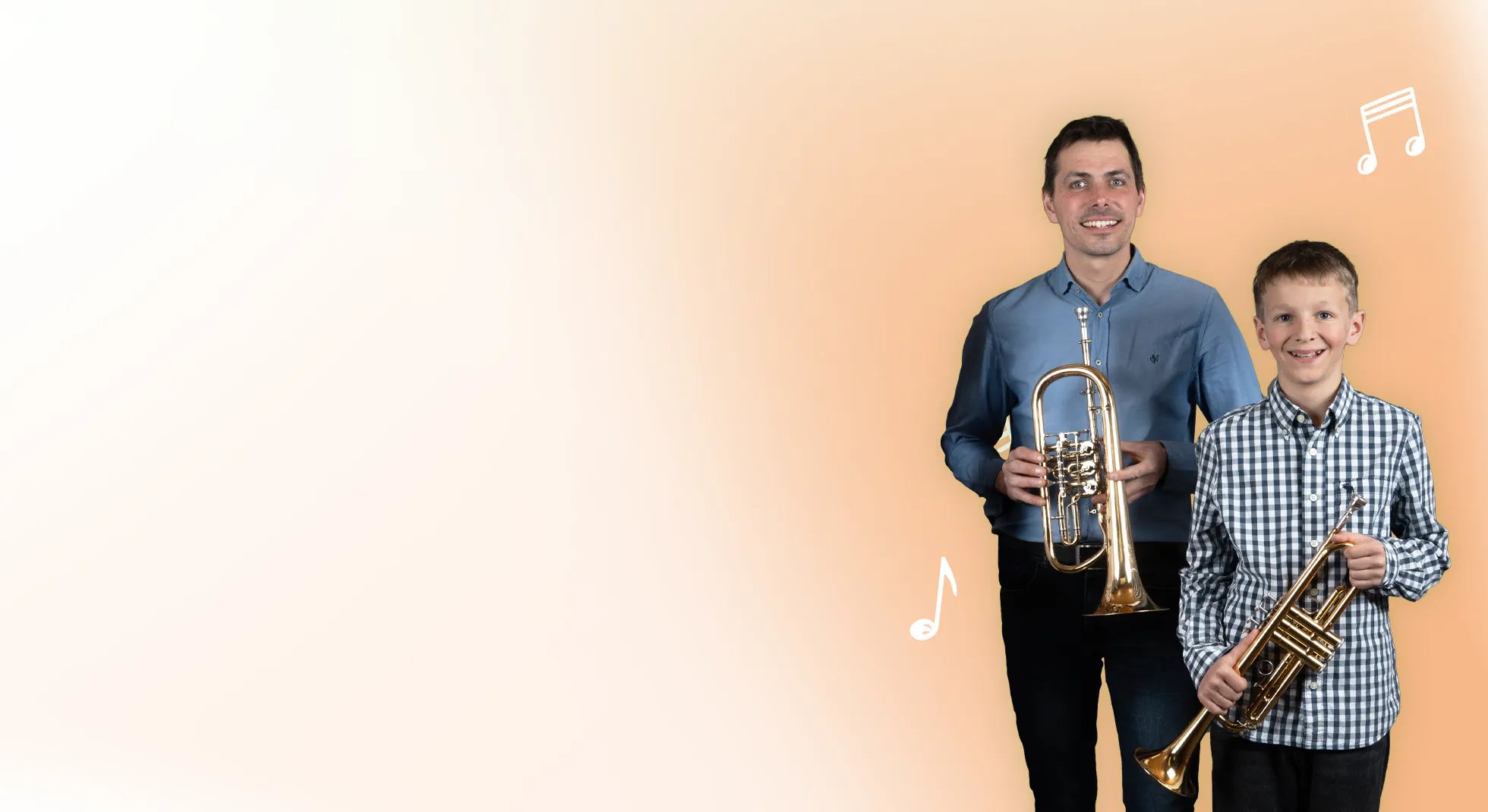 Musikunterricht MKK Jugend:
Ein Kind mit Trompeten und ein Erwachsener mit Tenorhorn vor orangem Verlauf mit Notensymbolen.