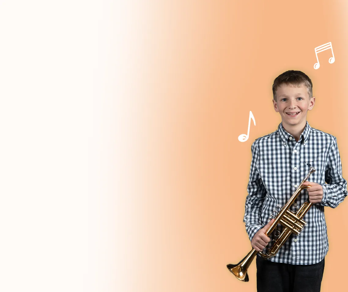 Musikunterricht MKK Jugend:
Ein Kind mit Trompeten vor orangem Verlauf mit Notensymbolen.