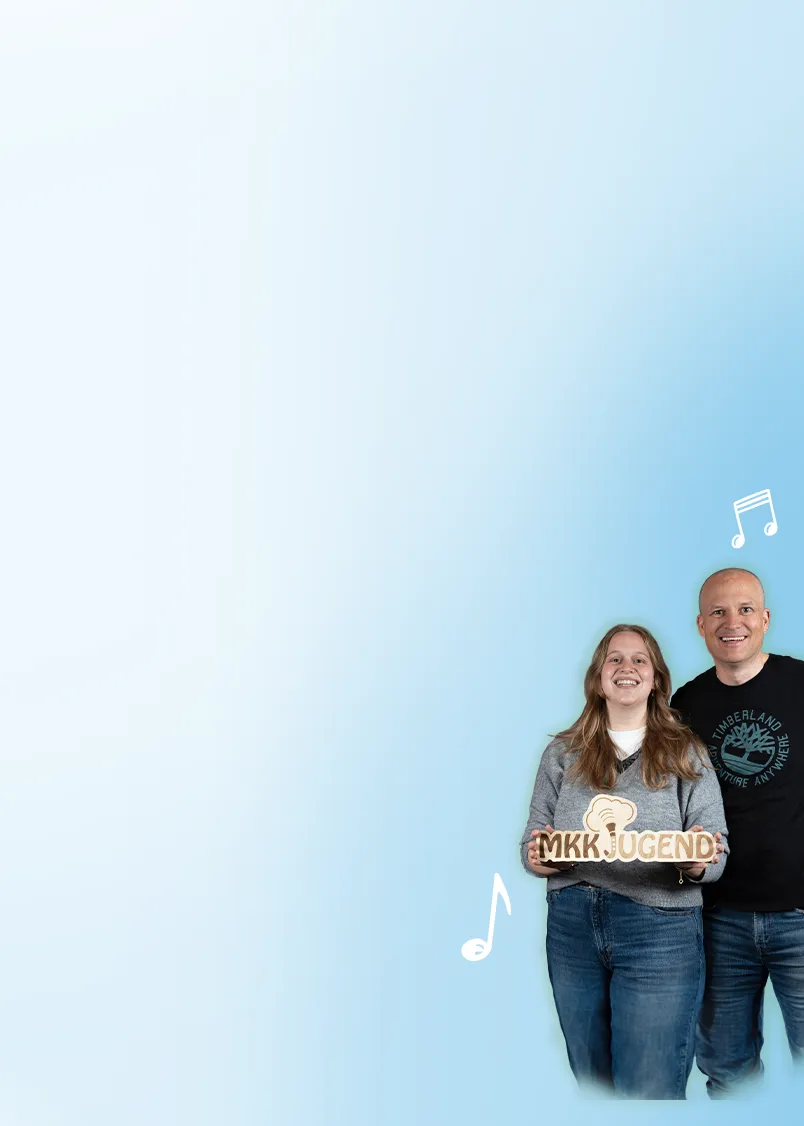 Team der MKK Jugend:
Zwei Erwachsene vor blauem Verlauf mit Notensymbolen. Die eine Person hält ein MKK Jugend Schild, beide lächeln in die Kamera.