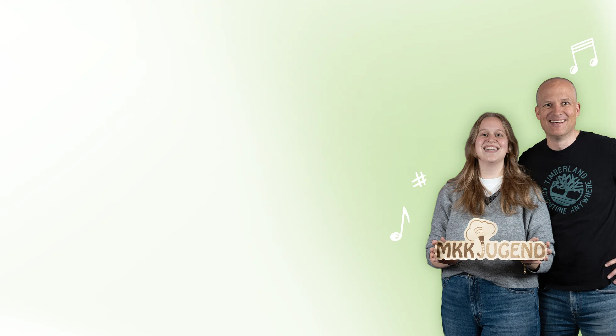 Kontakt der MKK Jugend:
Zwei Erwachsene vor grünem Verlauf mit Notensymbolen. Die eine Person hält ein MKK Jugend Schild, beide lächeln in die Kamera.