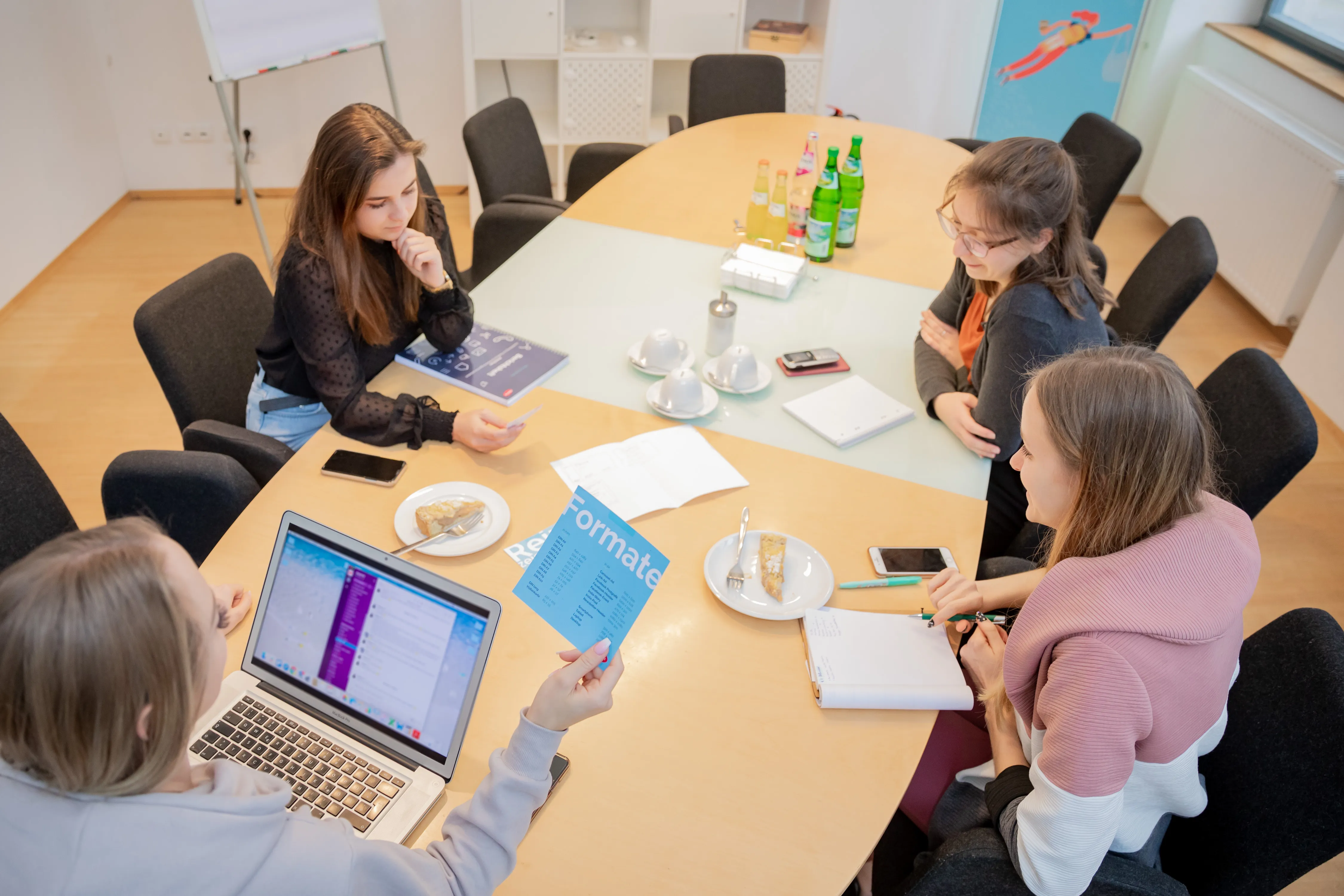 Besprechungsraum - shapefruit - Team Social Media an der Arbeit