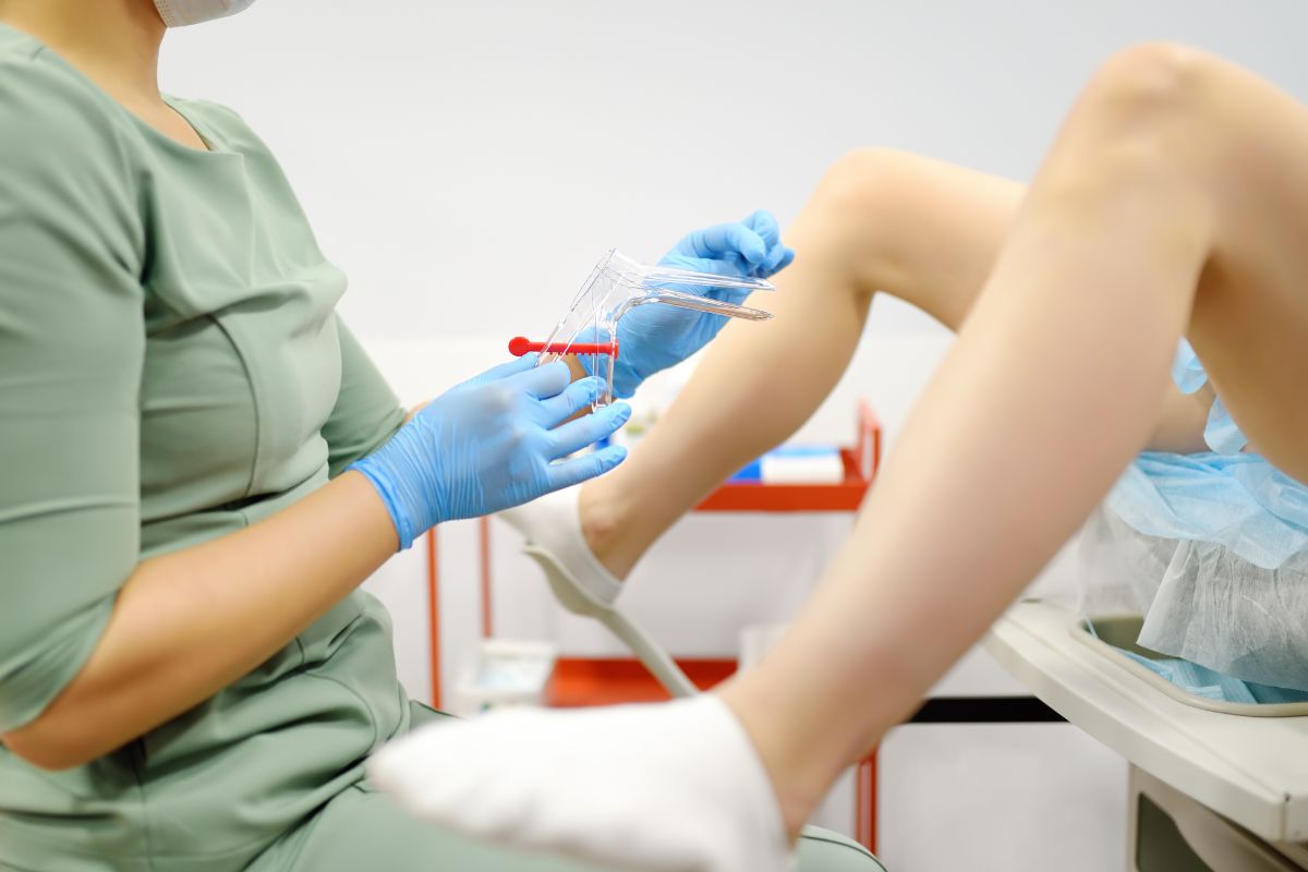 obgyn performing smear pap