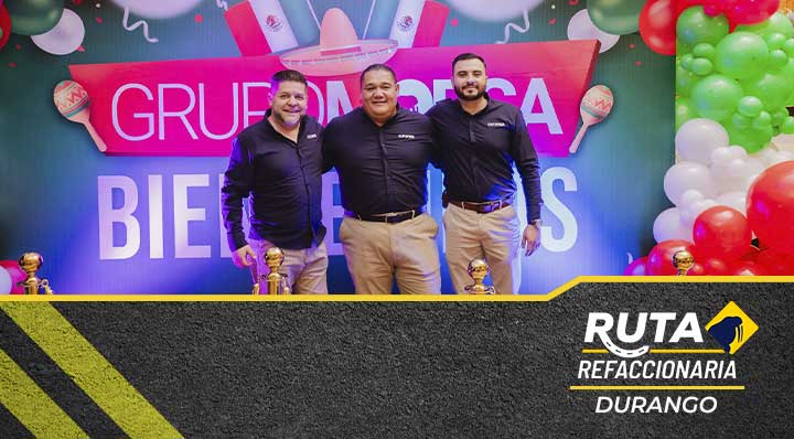 Foto grupal de asisitentes a la Noche de Casino en Guadalajara, organizada por Grupo Morsa